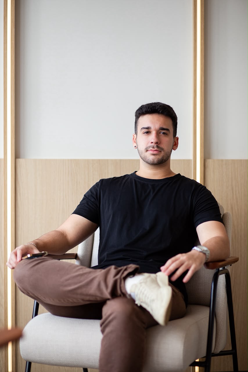 Nicolas John em ambiente profissional